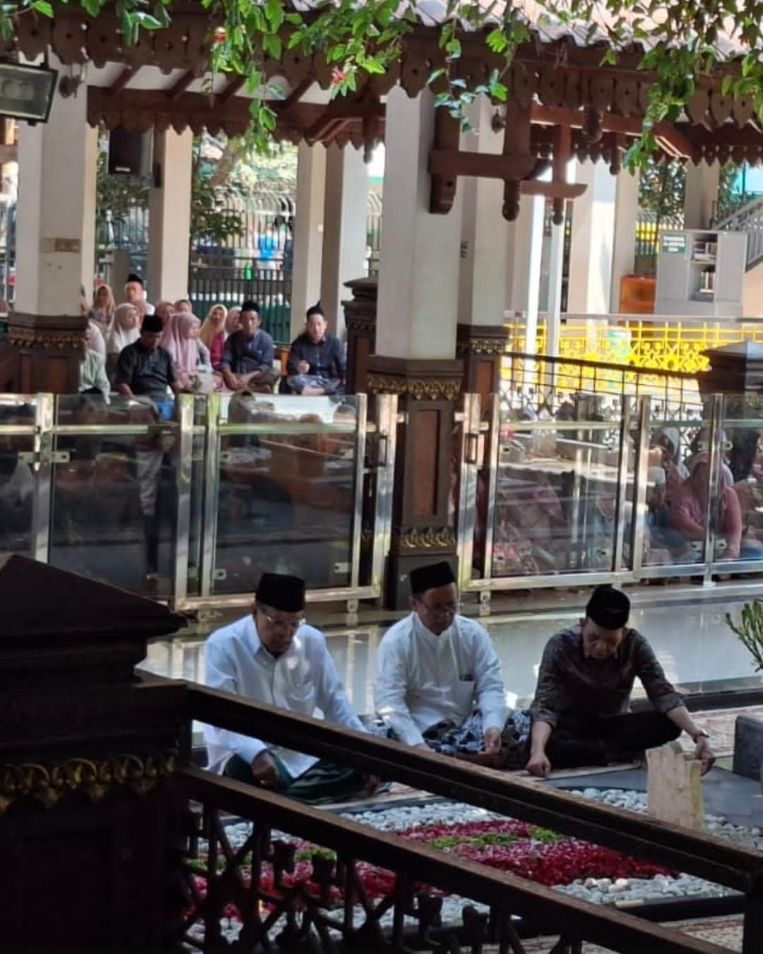 Prof. Dr. KH. Said Aqil Siroj, M.A., meluangkan waktu untuk melakukan ziarah ke makam KH. Hasyim Asy'ari dan KH. Abdurrahman Wahid (Gus Dur)