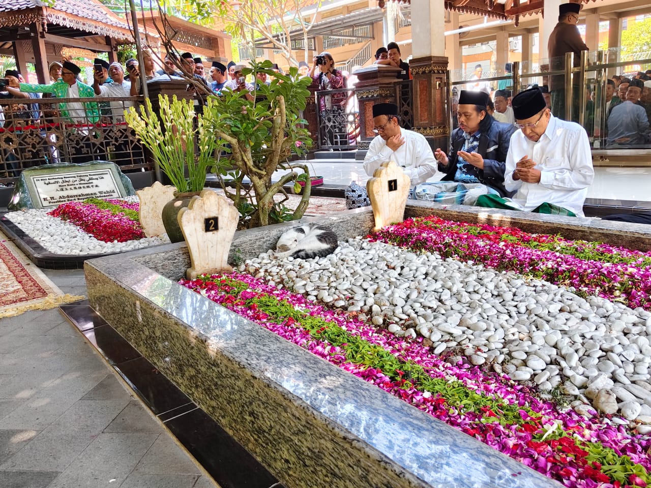 Prof. Dr. KH. Said Aqil Siroj, M.A., meluangkan waktu untuk melakukan ziarah ke makam KH. Hasyim Asy'ari dan KH. Abdurrahman Wahid (Gus Dur)
