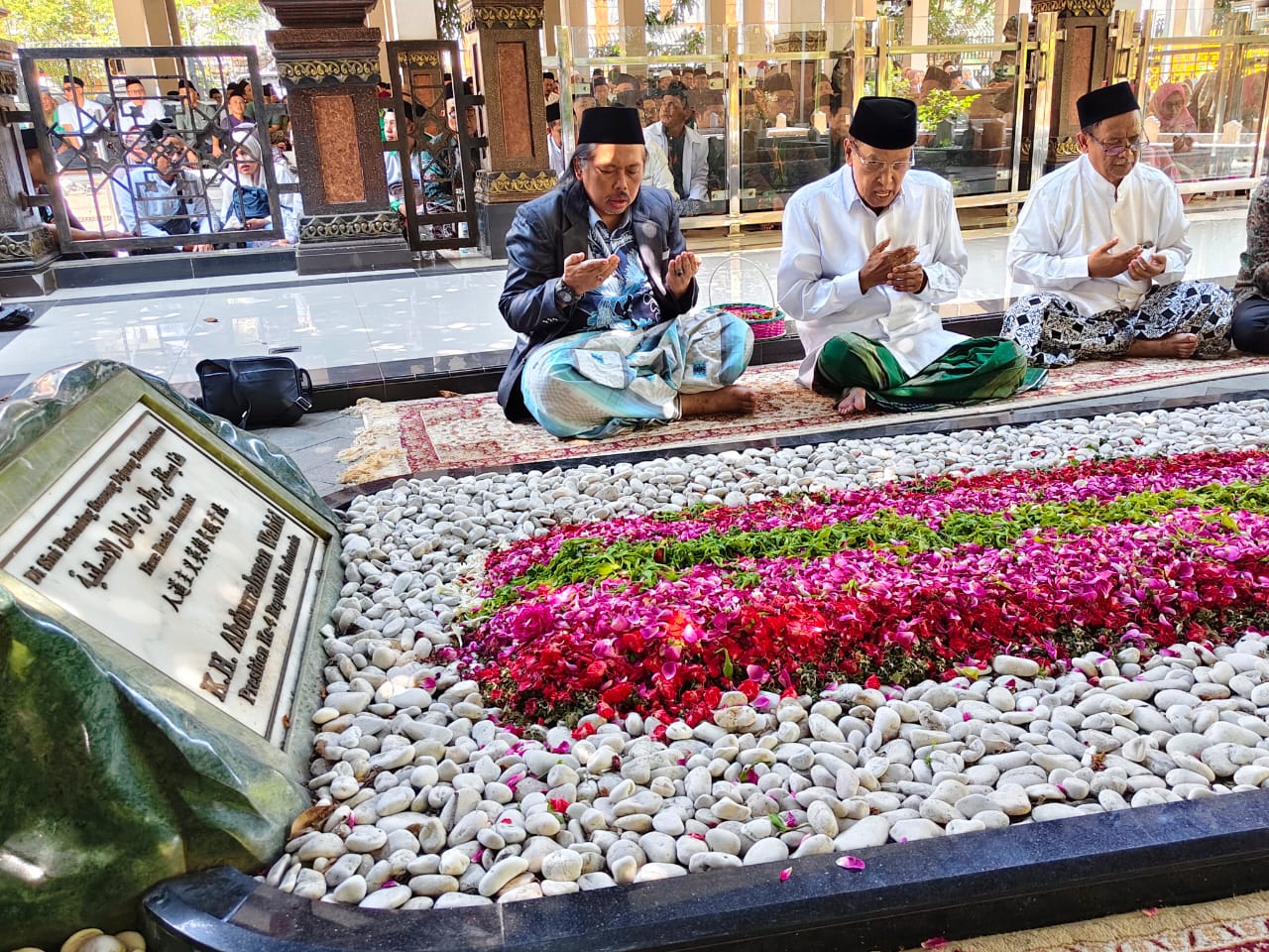 Prof. Dr. KH. Said Aqil Siroj, M.A., meluangkan waktu untuk melakukan ziarah ke makam KH. Hasyim Asy'ari dan KH. Abdurrahman Wahid (Gus Dur)
