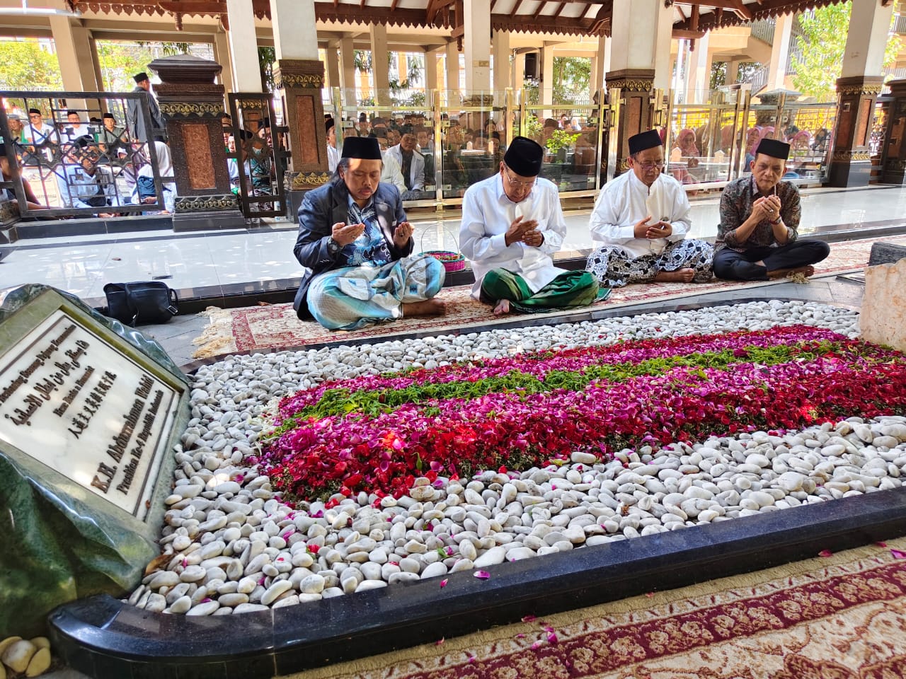 Prof. Dr. KH. Said Aqil Siroj, M.A., meluangkan waktu untuk melakukan ziarah ke makam KH. Hasyim Asy'ari dan KH. Abdurrahman Wahid (Gus Dur)