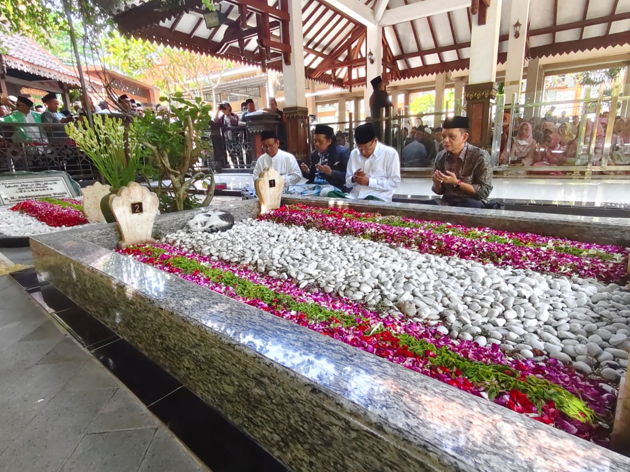 Prof. Dr. KH. Said Aqil Siroj, M.A., meluangkan waktu untuk melakukan ziarah ke makam KH. Hasyim Asy'ari dan KH. Abdurrahman Wahid (Gus Dur)
