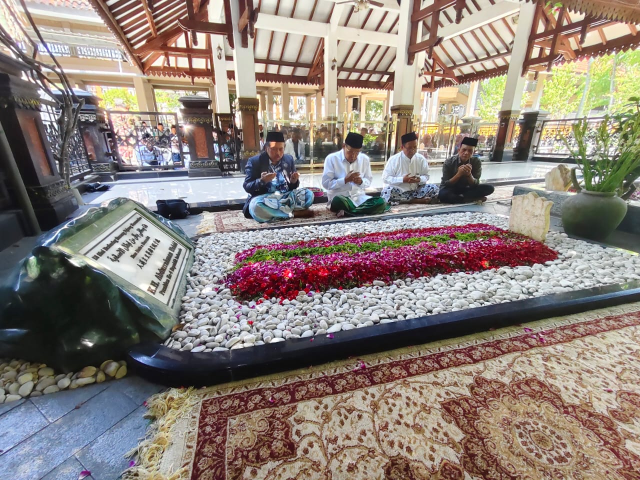 Prof. Dr. KH. Said Aqil Siroj, M.A., meluangkan waktu untuk melakukan ziarah ke makam KH. Hasyim Asy'ari dan KH. Abdurrahman Wahid (Gus Dur)