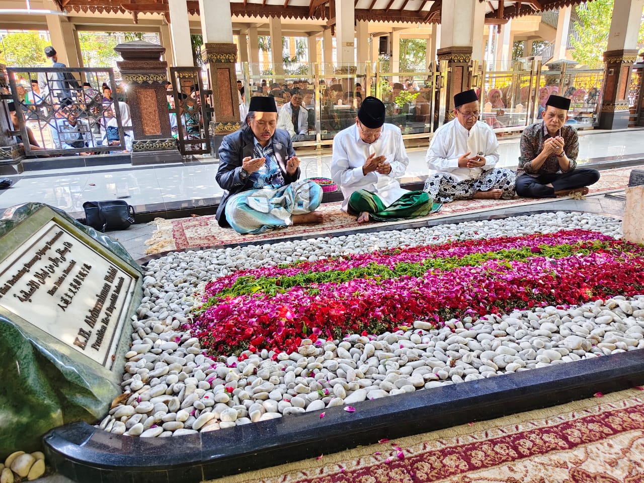 Prof. Dr. KH. Said Aqil Siroj, M.A., meluangkan waktu untuk melakukan ziarah ke makam KH. Hasyim Asy'ari dan KH. Abdurrahman Wahid (Gus Dur)