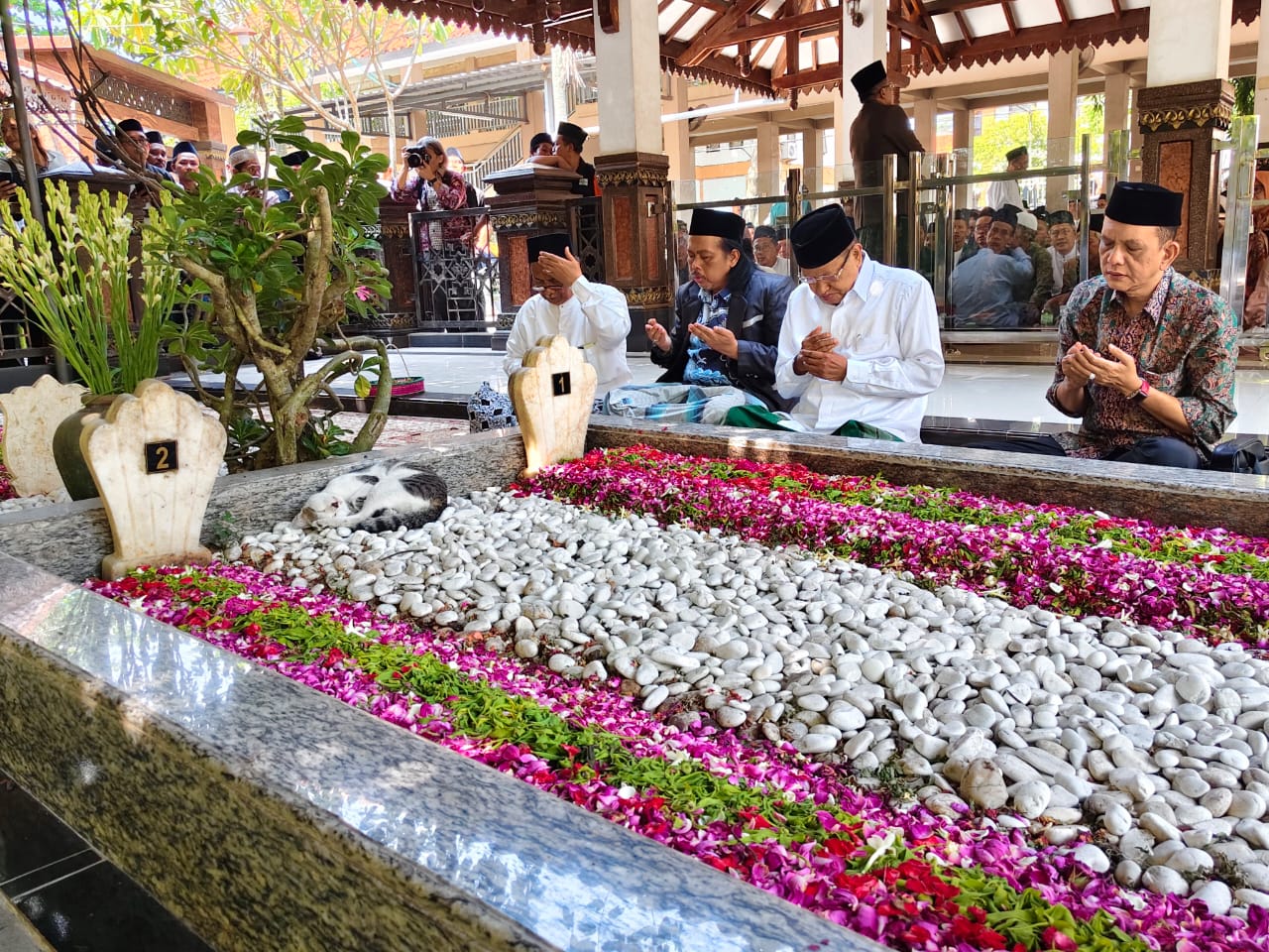 Prof. Dr. KH. Said Aqil Siroj, M.A., meluangkan waktu untuk melakukan ziarah ke makam KH. Hasyim Asy'ari dan KH. Abdurrahman Wahid (Gus Dur)
