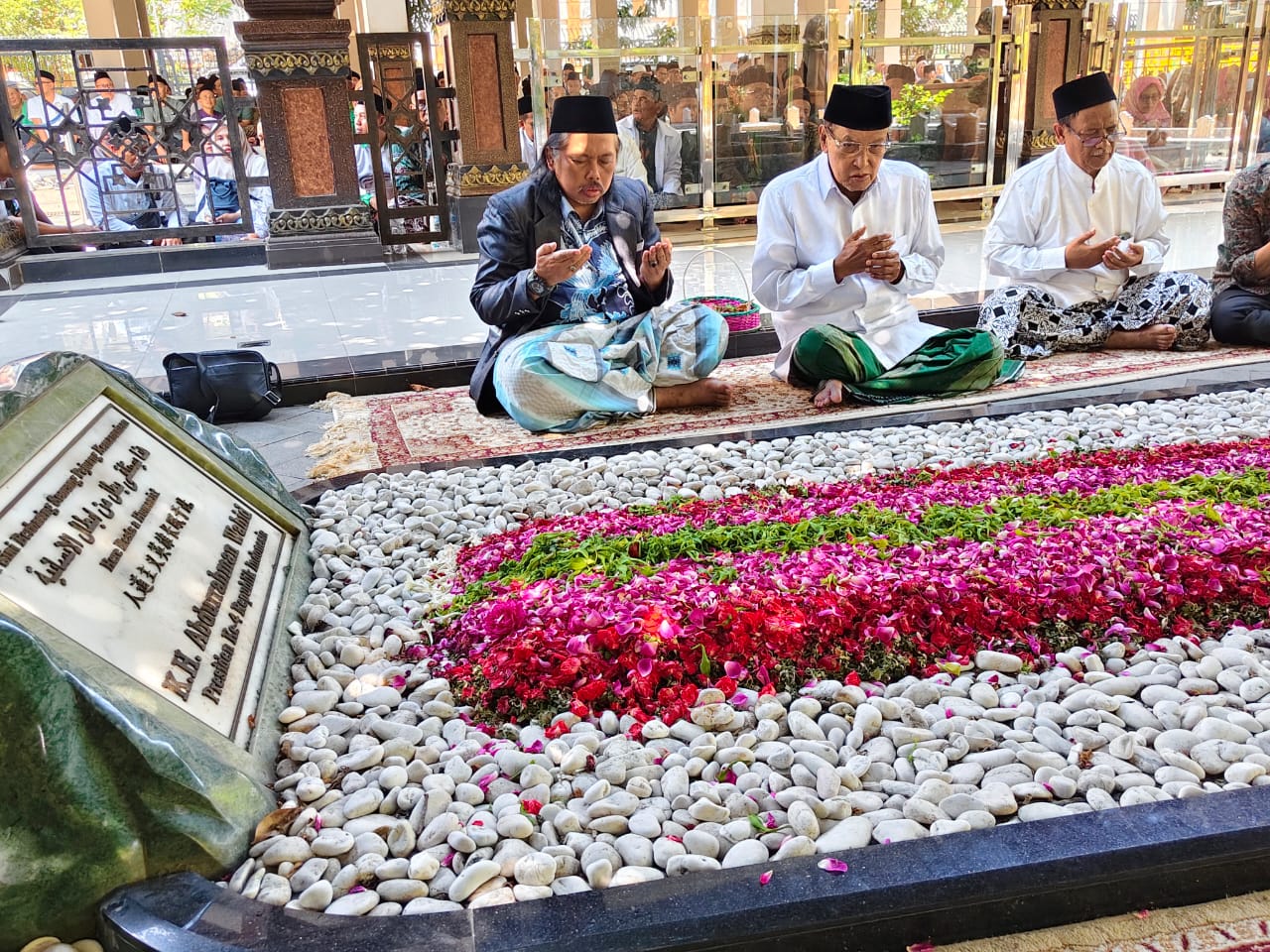 Prof. Dr. KH. Said Aqil Siroj, M.A., meluangkan waktu untuk melakukan ziarah ke makam KH. Hasyim Asy'ari dan KH. Abdurrahman Wahid (Gus Dur)
