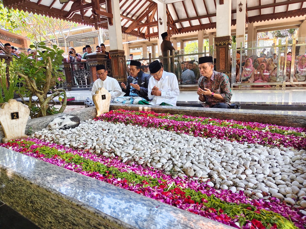 Prof. Dr. KH. Said Aqil Siroj, M.A., meluangkan waktu untuk melakukan ziarah ke makam KH. Hasyim Asy'ari dan KH. Abdurrahman Wahid (Gus Dur)