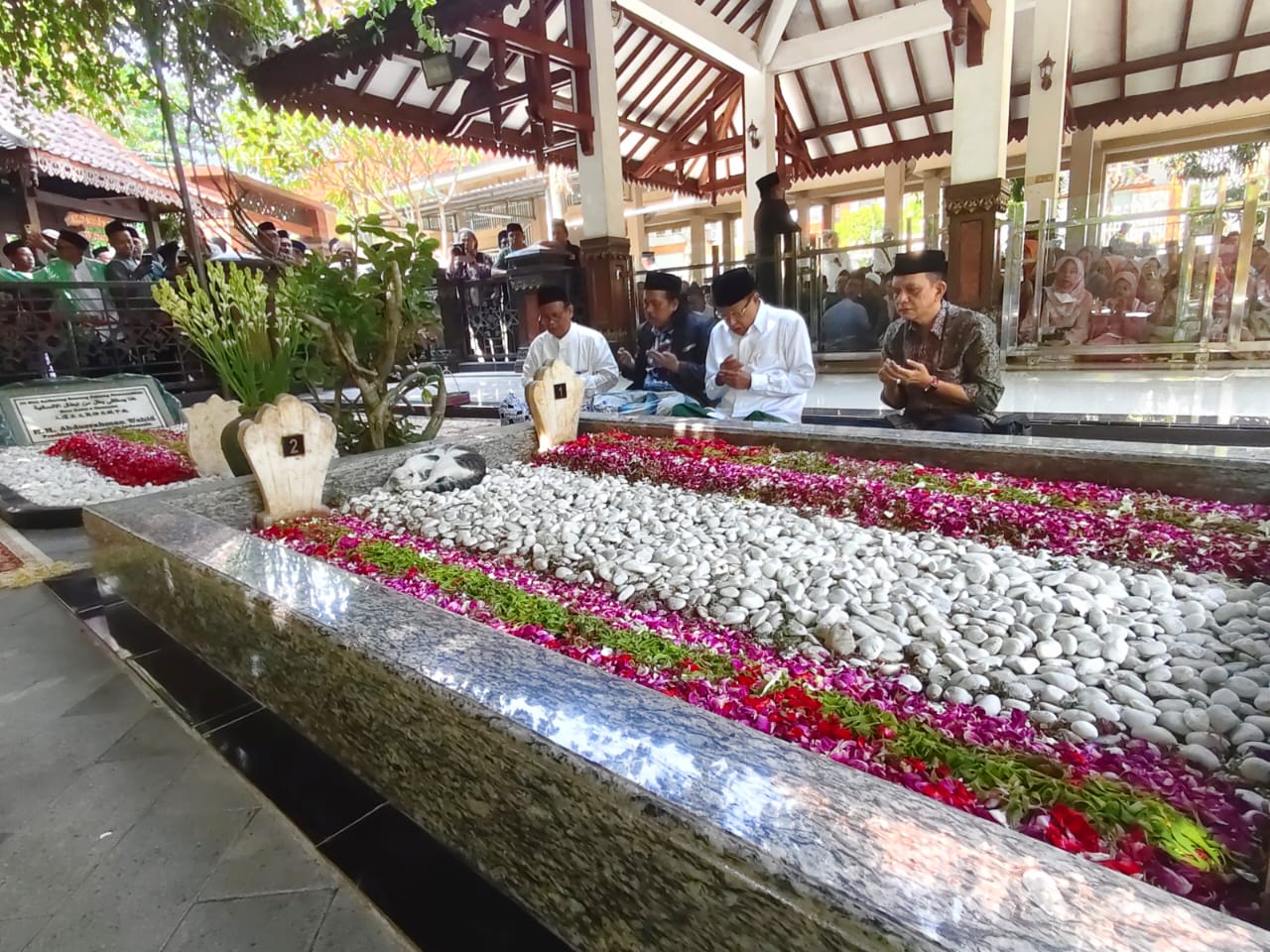 Prof. Dr. KH. Said Aqil Siroj, M.A., meluangkan waktu untuk melakukan ziarah ke makam KH. Hasyim Asy'ari dan KH. Abdurrahman Wahid (Gus Dur)