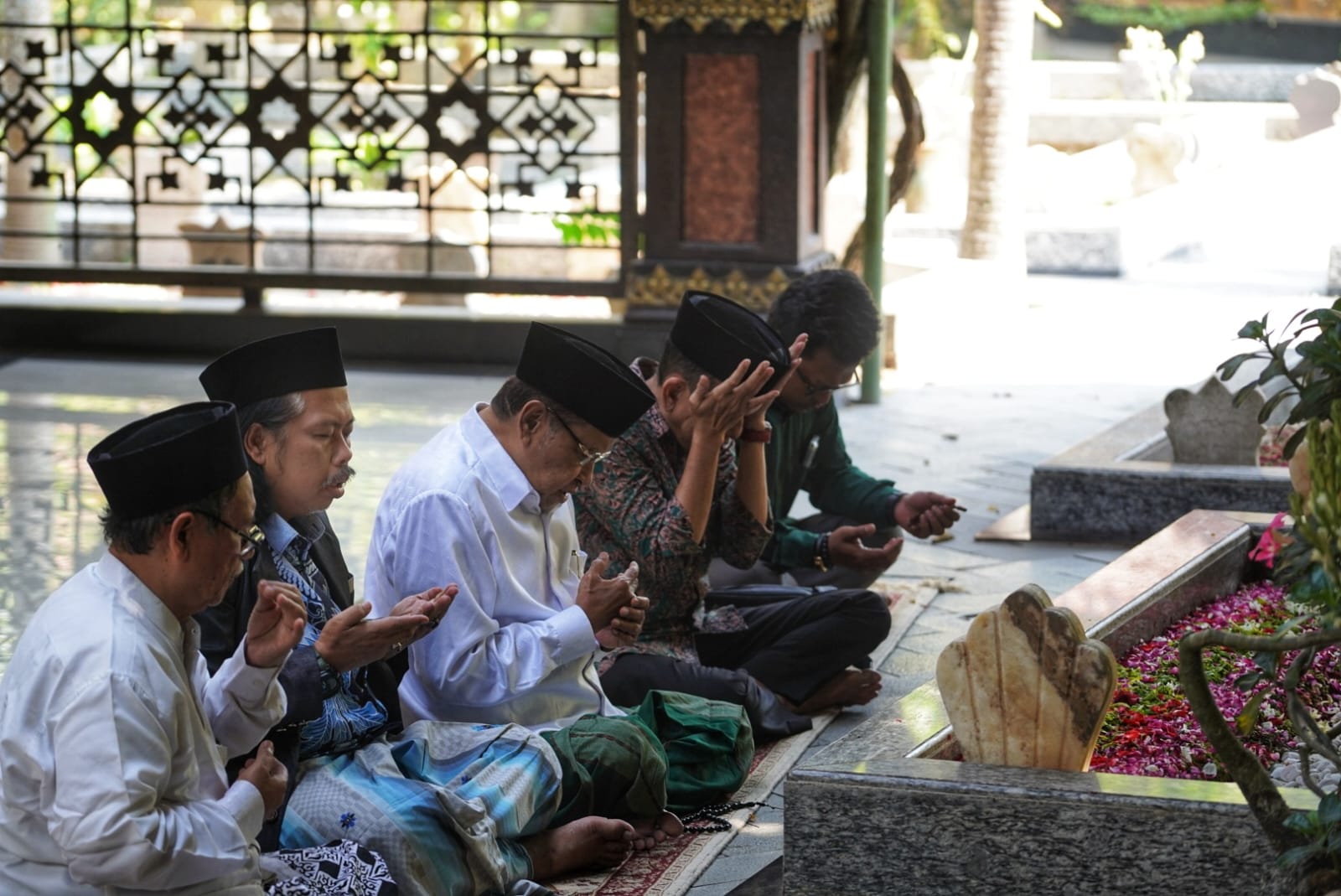 Prof. Dr. KH. Said Aqil Siroj, M.A., meluangkan waktu untuk melakukan ziarah ke makam KH. Hasyim Asy'ari dan KH. Abdurrahman Wahid (Gus Dur)